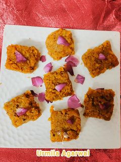 गुड नारियल बादाम बर्फ़ी(gud nariyal ki barfi recipe in hindi) रेसिपी मुख्य फोटो