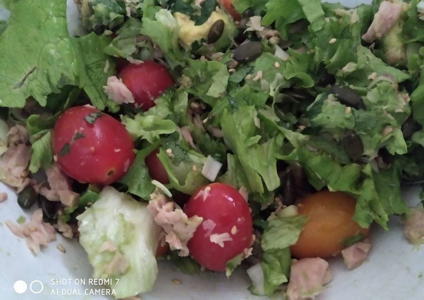 Ensalada de atún, cherry y cilantro