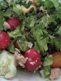 Una foto de Ensalada de atún, cherry y cilantro