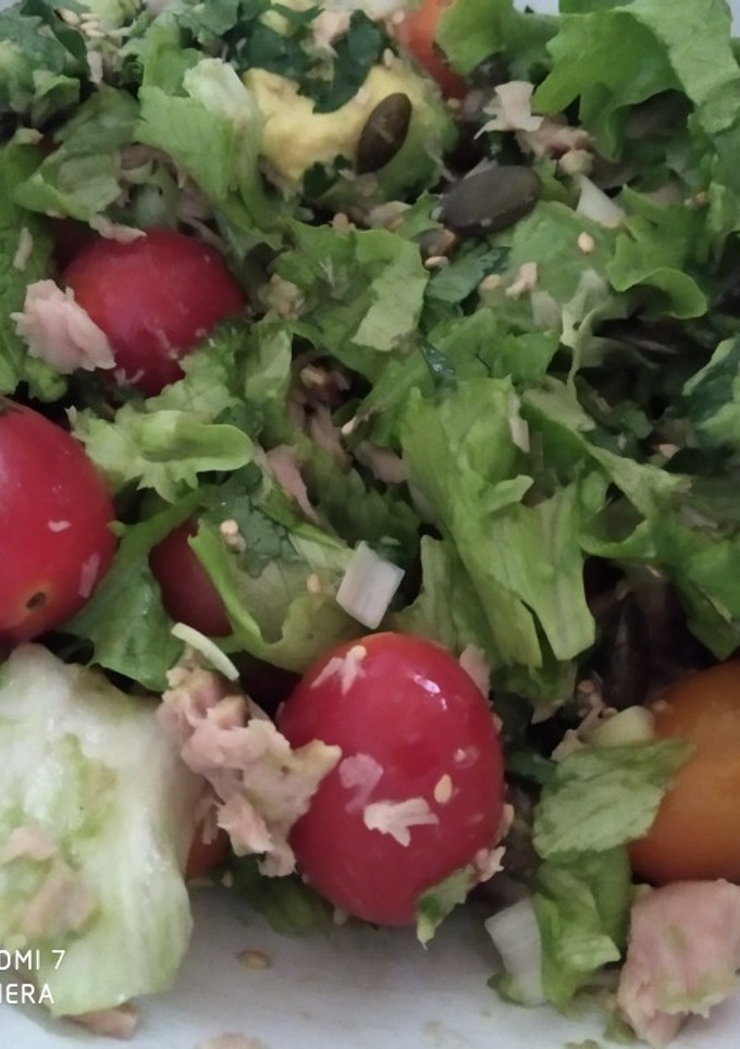 Una foto de Ensalada de atún, cherry y cilantro