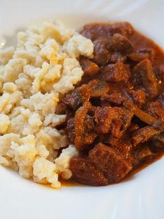 Gombás marhapörkölt - bográcsban recept fotója