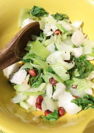 Une photo de Salade de pak choi (chou chinois) aux cacahuétes et radis noir