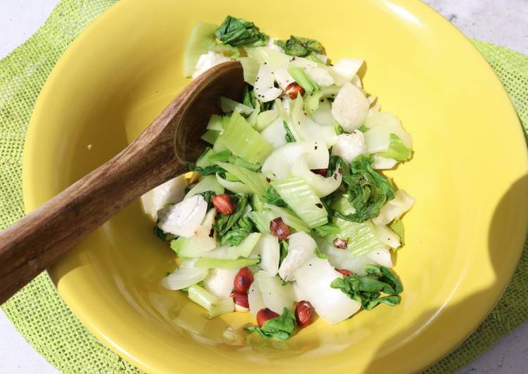 Salade de pak choi (chou chinois) aux cacahuétes et radis noir