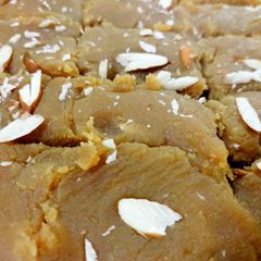 A picture of Easy/asaan chanay ki daal ka halwa/quick Pakistani sweet.