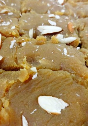 A picture of Easy/asaan chanay ki daal ka halwa/quick Pakistani sweet.
