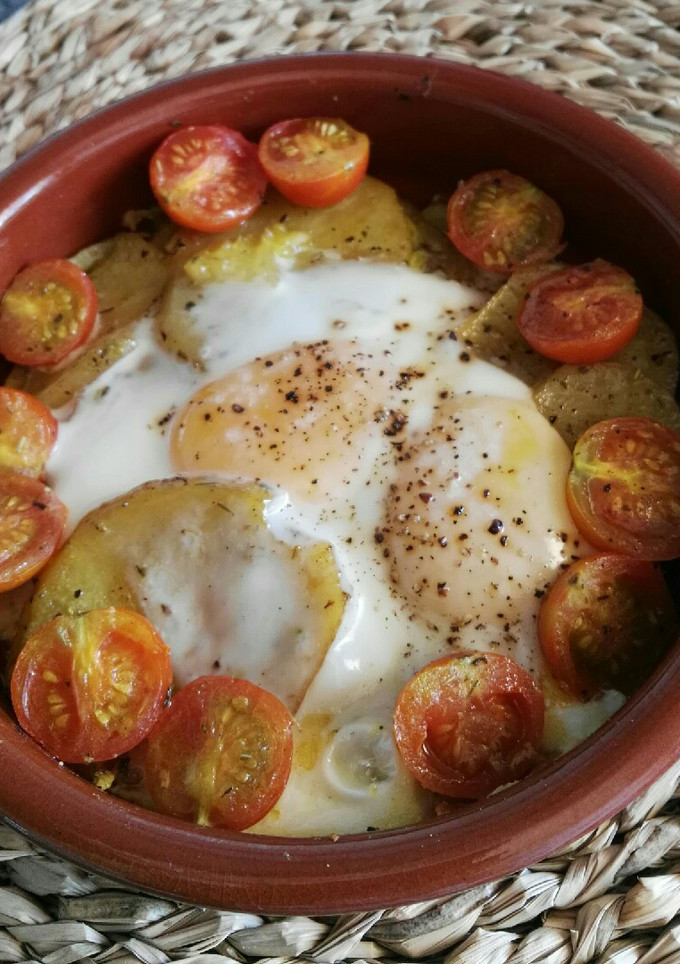 Una foto de Huevos con patatas especiadas