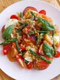 Ensalada de tomates, espárragos y mozzarella con vinagreta de piñones, cebolla pochada y mostaza