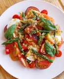 Ensalada de tomates, espárragos y mozzarella con vinagreta de piñones, cebolla pochada y mostaza
