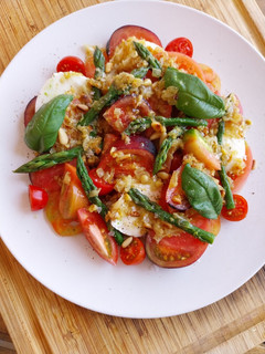 Una foto de Ensalada de tomates, espárragos y mozzarella con vinagreta de piñones, cebolla pochada y mostaza