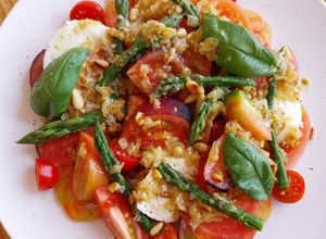 Una foto de Ensalada de tomates, espárragos y mozzarella con vinagreta de piñones, cebolla pochada y mostaza