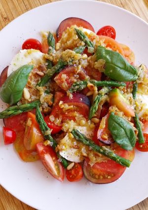 Una foto de Ensalada de tomates, espárragos y mozzarella con vinagreta de piñones, cebolla pochada y mostaza
