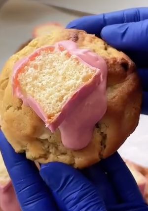 Una foto de Cookies con chips de chocolate rosa horneada con una decoración de chocolate ruby fundido y P. Rosa