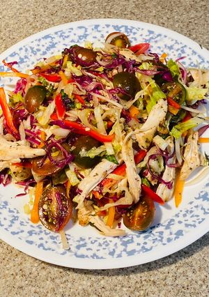 Hình của món Grilled chicken breast salad (salad ức gà nướng).