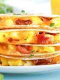 Quesadilla cu omletă și bacon