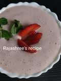स्ट्रॉबेरी बनाना स्मूधी (Strawberry Banana Smoothie Recipe In Marathi)