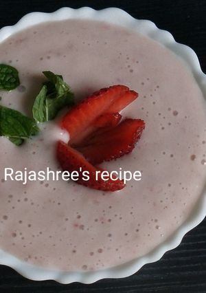 स्ट्रॉबेरी बनाना स्मूधी (Strawberry Banana Smoothie Recipe In Marathi) रेसिपी चे मुख्य फोटो 