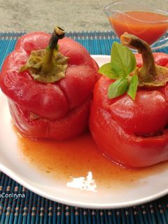 Una foto de Pimientos rojos rellenos de carne picada