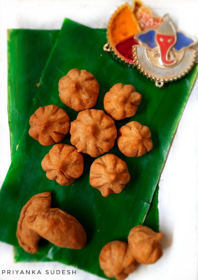 बेक्ड मोदक (baked modak recipe in marathi) रेसिपी चे मुख्य फोटो 