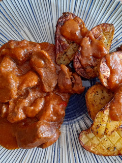 Una foto de Carne en salsa con patatas
