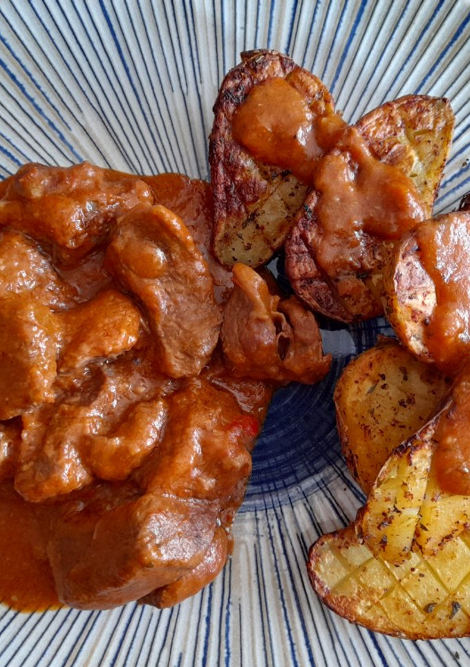 Una foto de Carne en salsa con patatas