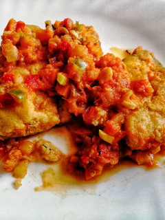 Una foto de Pescadilla en salsa de verduras y tomates