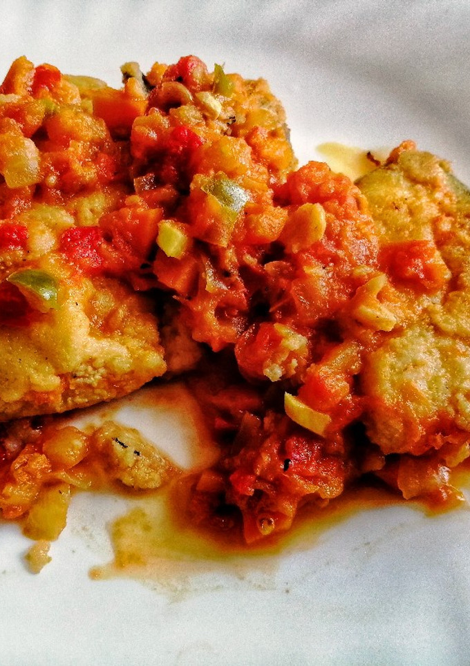 Una foto de Pescadilla en salsa de verduras y tomates