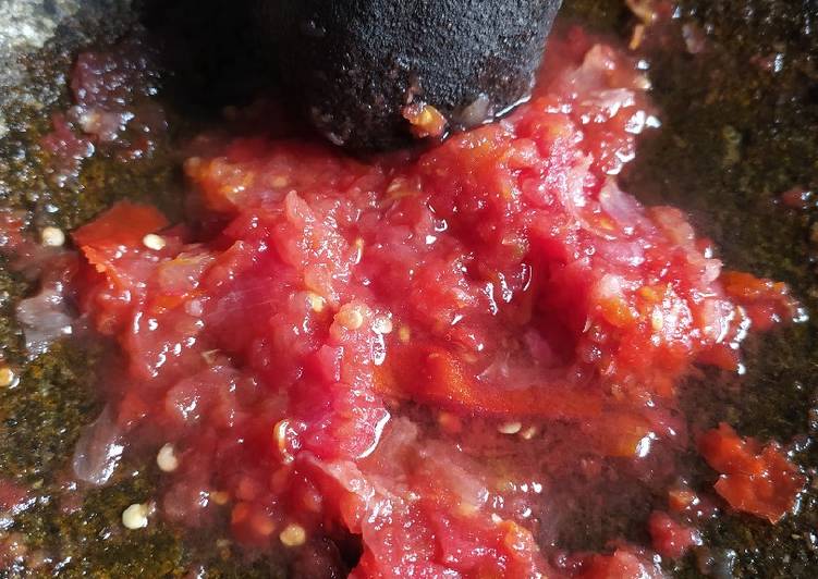 Cara Membuat Sambel Tomat Mentah Yang Renyah