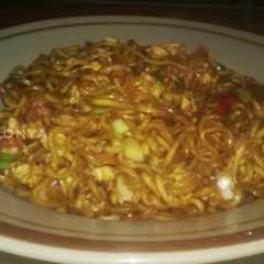 A picture of Oseng Mie Telur.