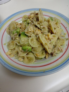Una foto de Pasta con atún y palta
