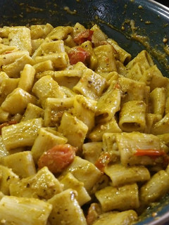 Una foto de Pasta artesanal al pesto😋