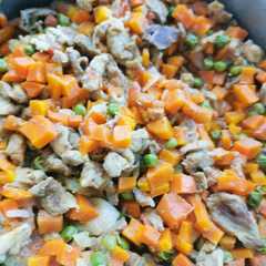 A picture of Bistec de cerdo con chícharos y zanahoria.