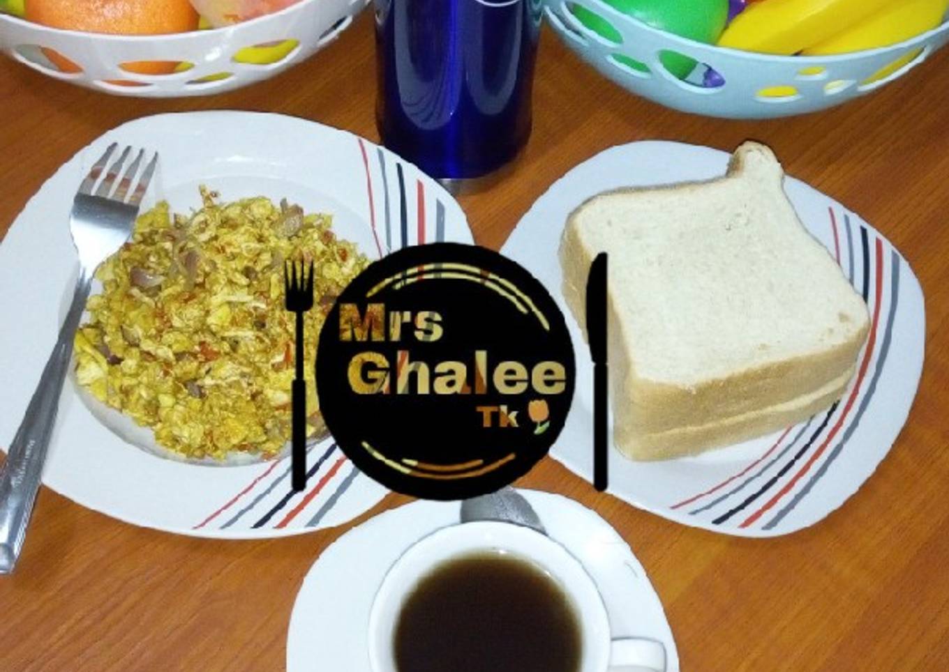 Eggs sauce with bread and black tea