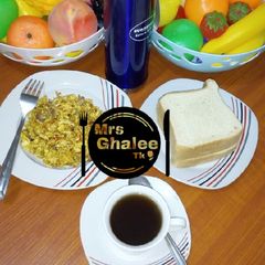 A picture of Eggs sauce with bread and black tea.