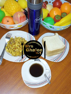 A picture of Eggs sauce with bread and black tea.