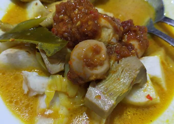 Lontong sayur ceker (balado telur puyuh)