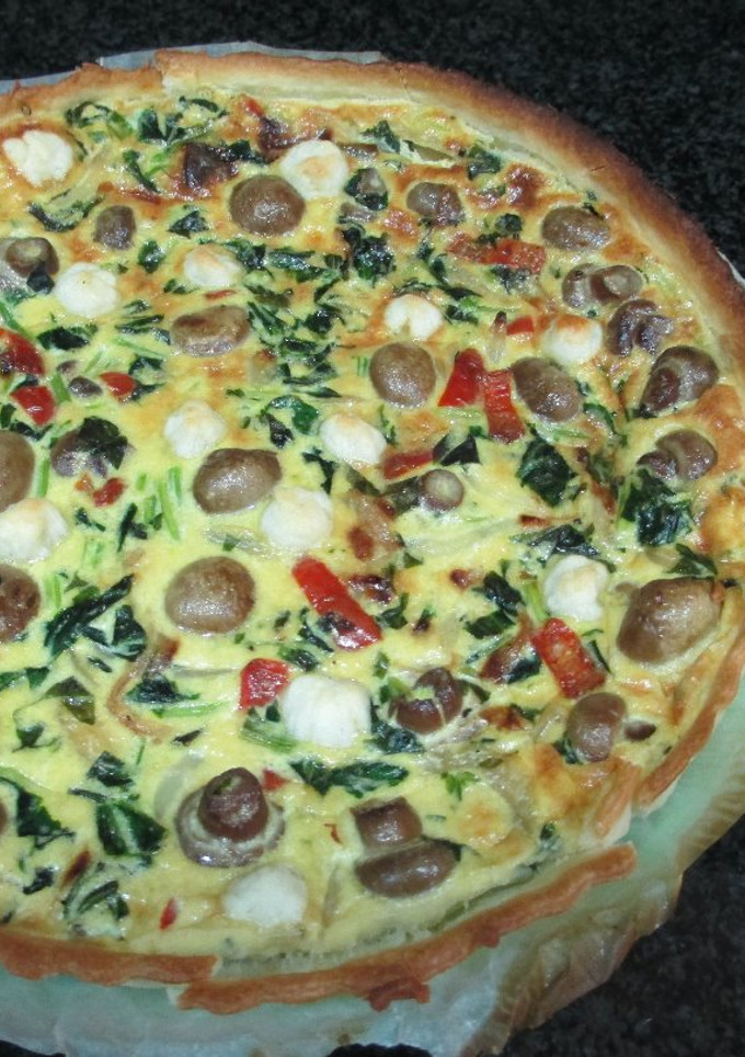 Una foto de Quiche vegetal con espinaca y champiñones
