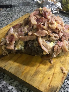 Una foto de Carne al horno casi rellena😂 con papas al horno con crema 😍