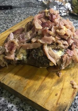 Una foto de Carne al horno casi rellena😂 con papas al horno con crema 😍