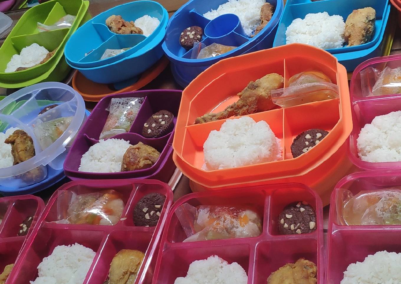 Menu bekal anak : ayam goreng kampung, sop bakso, mini brownis
