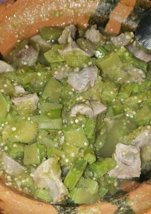 Una foto de Mollejas en salsa verde con nopales