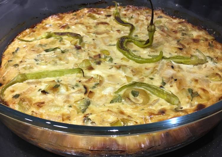 Recipe of Quick Crustless Leek Quiche with blue cheese and chillies