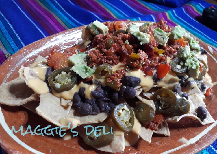 Nachos con chorizo y jalapeños