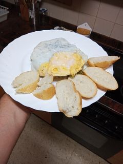 Una foto de Salteado de arroz con judías verdes y pasas con huevo frito