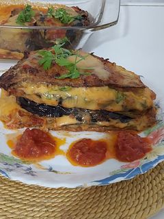 صورة لوصفة طبقات باذنجان🍆 بالجبن 🧀 وصلصة الطماطم 🍅