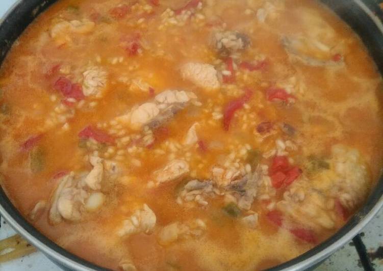 Paella de pollo con pimientos verdes, pimientos rojos y cebolla