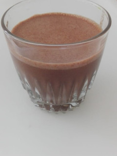 Una foto de Batido de plátano, leche, chocolate y avena