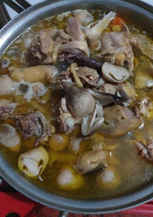 Hình của món Gà hấp nấm rơm.