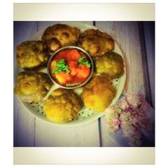 A picture of Bengali: Green Peas Puri/Motorshutir Kochuri with Dum Aloo/Aloo’.