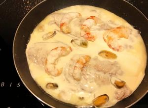 Una foto de Anchoa de banco con crema, mejillones y langostinos