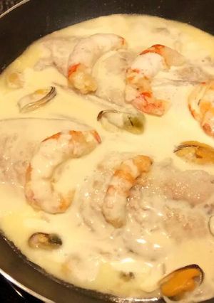 Una foto de Anchoa de banco con crema, mejillones y langostinos